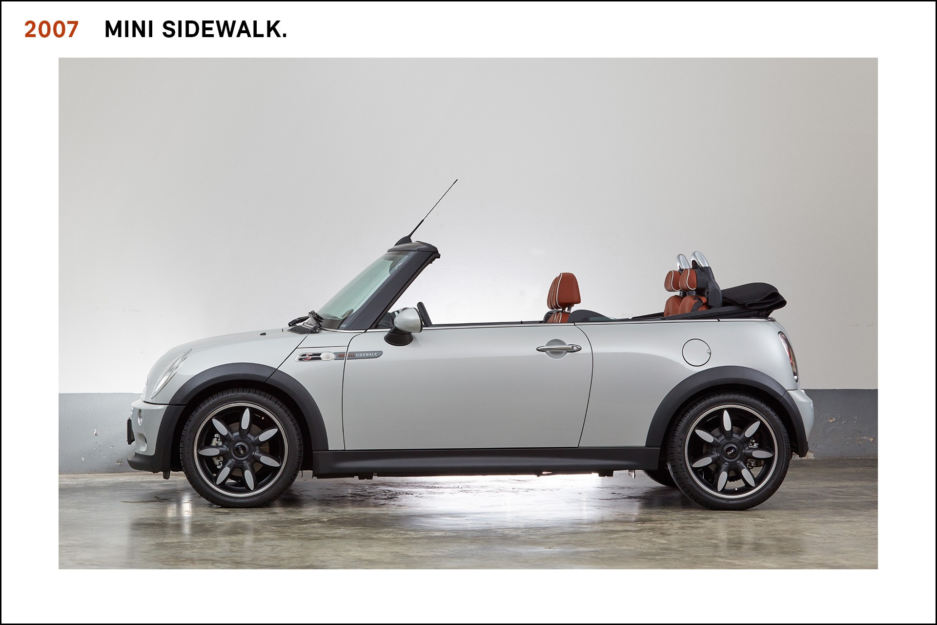 MINI Sidewalk, modelo especial Cabriolet de 2005 na cor cinzenta e com a capota aberta.
